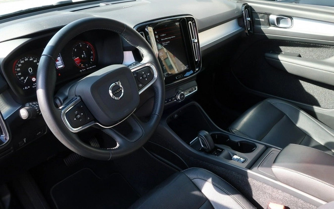 Volvo XC 40 cena 145900 przebieg: 62010, rok produkcji 2018 z Dobiegniew małe 232
